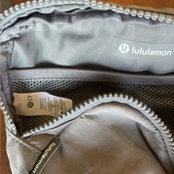 Lululemon Everywhere Belt Bag in Army Green - Picture 4 of 4